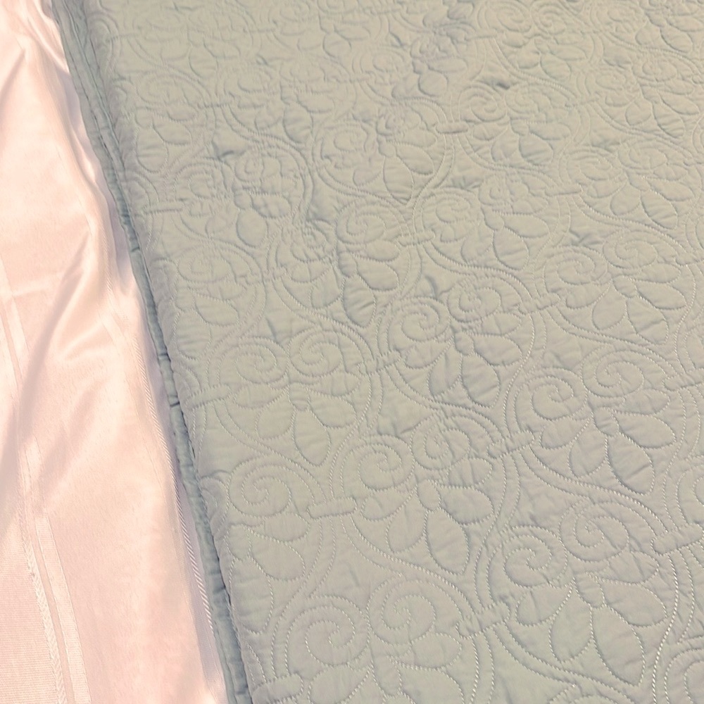 King size Quilted Madison Park bedspread and pillow shams